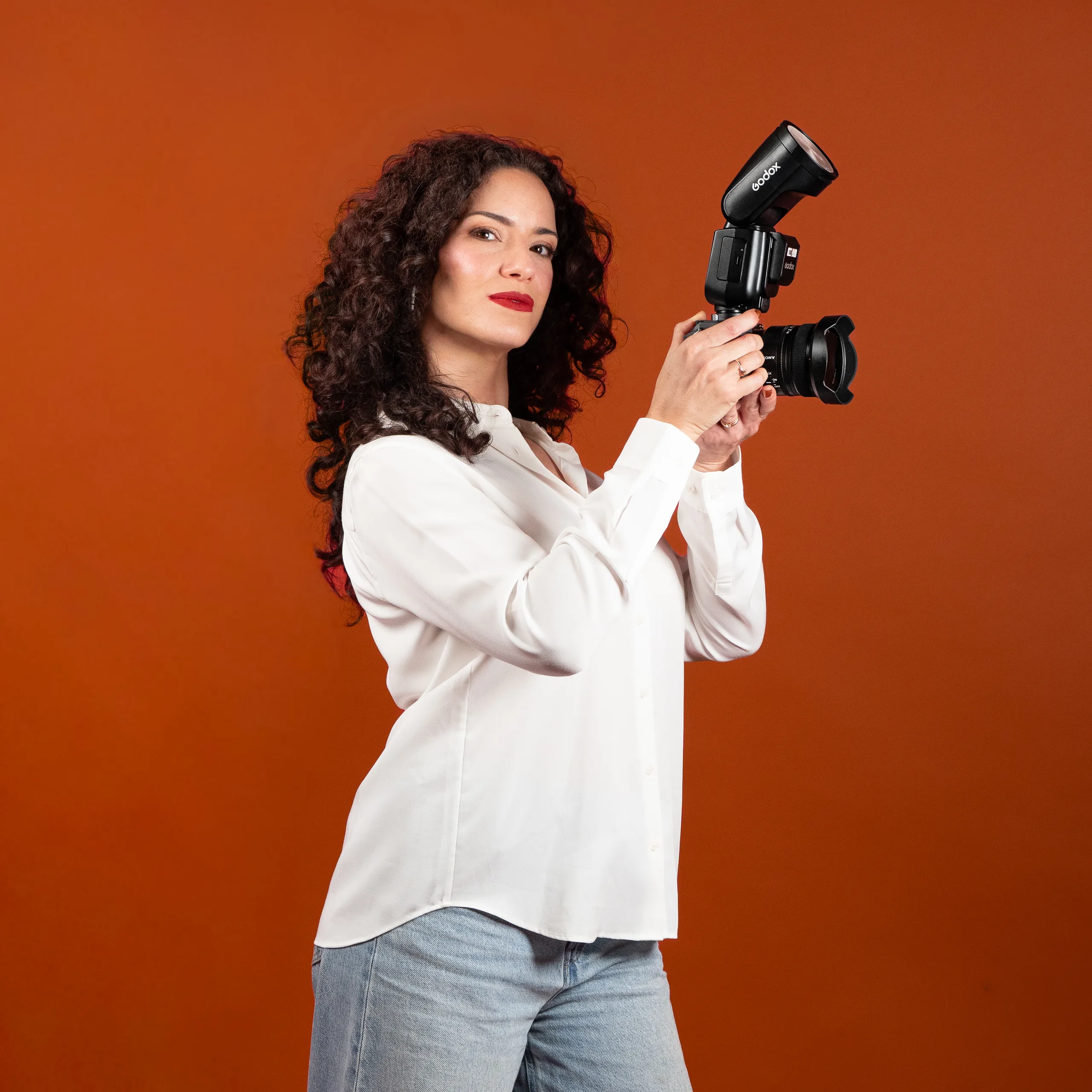 A portrait of Flora at the studio, camera on her hands.