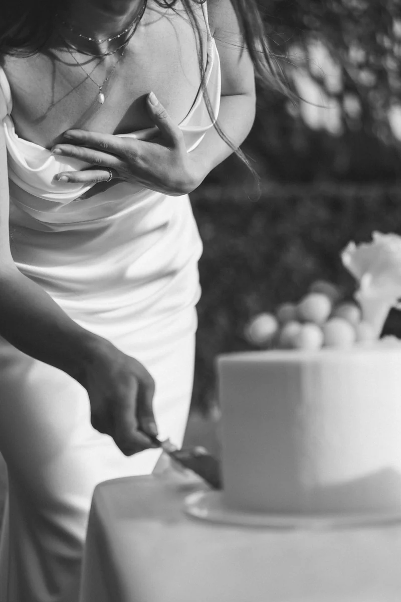 A bride cutting the cake at the table